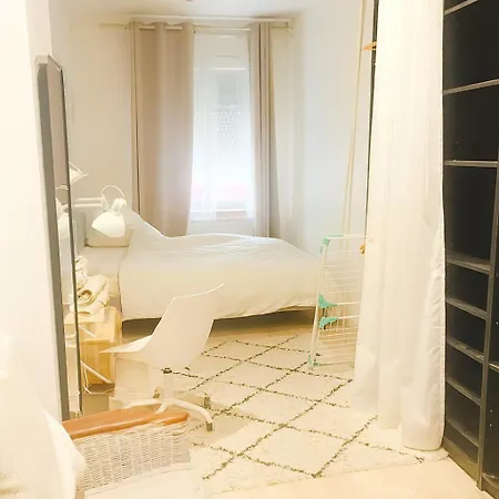 Privées Dans Maison Conviviale à Salle De Bain Et Cuisine Partagées Pensión Puteaux